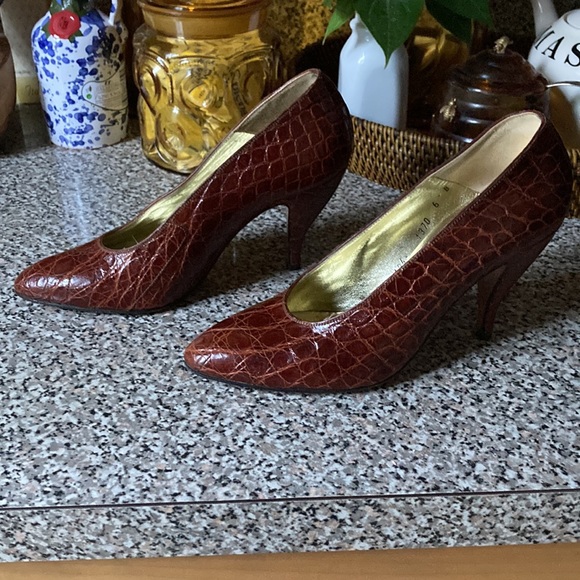 HELLO GORGEOUS! stunning natural crocodile pumps… - Picture 2 of 7
